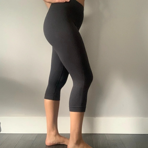 Lululemon capri black leggings  womans size 4 - Picture 4 of 7